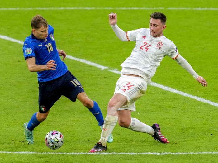 Italia mengalahkan Spanyol 4-2 lewat adu penalti setelah laga imbang 1-1 selama 120 menit. Gli Azzurri berhak ke final Piala Eropa 2020.