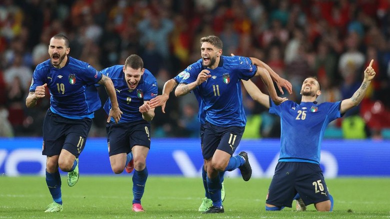 LONDON, ENGLAND - JULY 06: (L-R) Leonardo Bonucci, Andrea Belotti, Domenico Berardi and Rafael Toloi of Italy celebrate following their teams victory in the penalty shoot out after the UEFA Euro 2020 Championship Semi-final match between Italy and Spain at Wembley Stadium on July 06, 2021 in London, England. (Photo by Carl Recine - Pool/Getty Images)