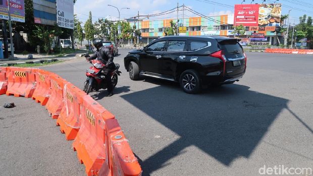 Jalan Parangtritis dan Imogiri Barat Bantul ditutup selama PPKM Darurat, Rabu (7/7/2021).