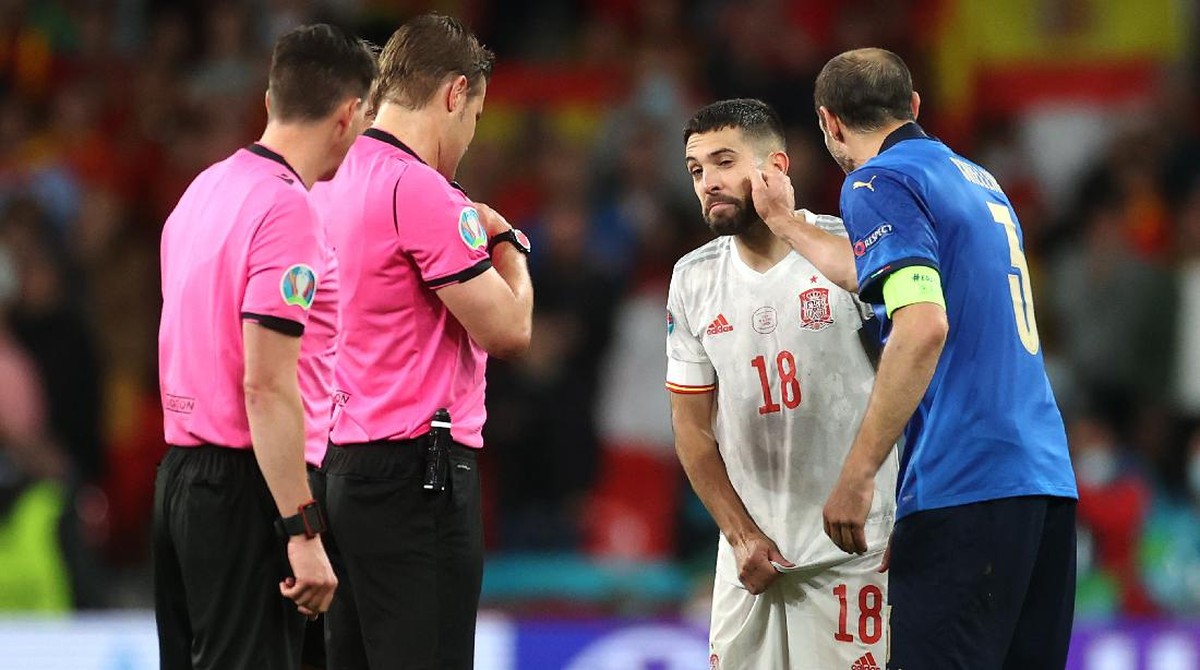 Chiellini dituding melakukan mind game jelang adu penalti laga Italia vs Spanyol. Foto: Getty Images/CARL RECINE