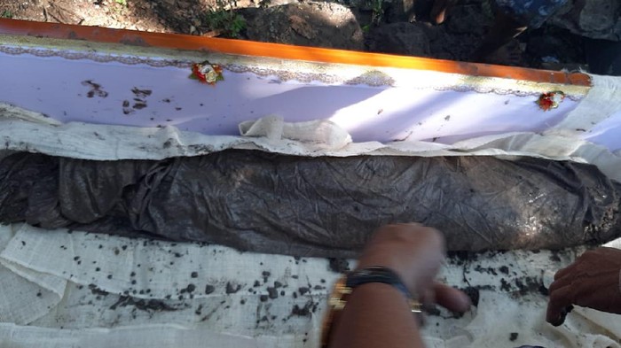 Kain kafan yang tersisa di Makam pejuang kemerdekaan Rahman alias Galla Raman di Jeneponto, Sulsel (dok. Istimewa).