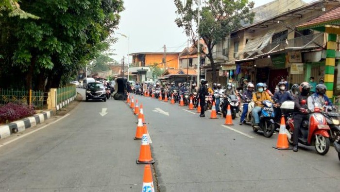 Kanalisasi kendaraan di titik penyekatan di Lenteng Agung, Jaksel