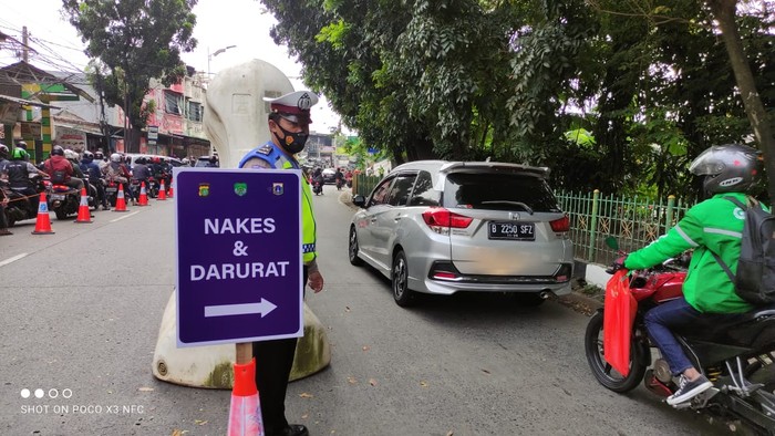 Kanalisasi kendaraan di titik penyekatan Lenteng Agung, Jaksel