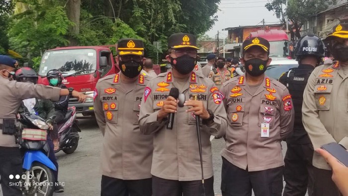 Kanalisasi kendaraan di titik penyekatan Lenteng Agung, Jaksel