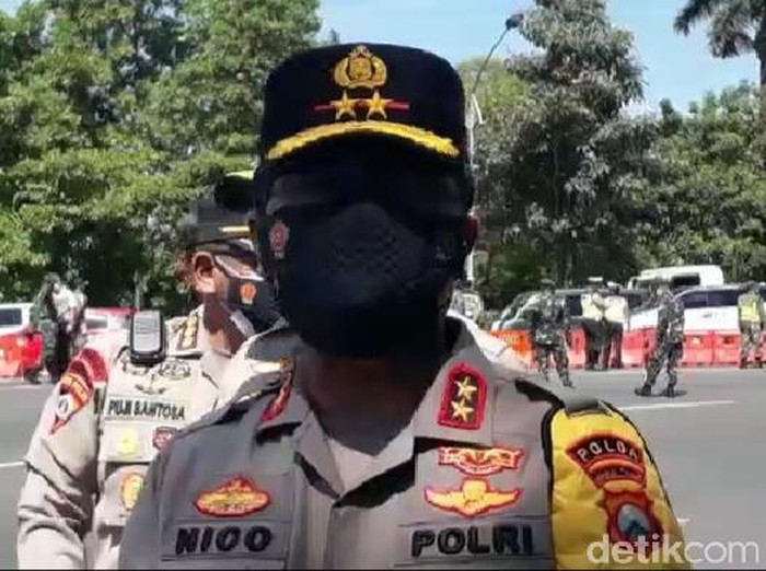 Bundaran Waru arah Surabaya ditutup total dalam PPKM Darurat. Namun, masih ada jalur tikus yang bisa dilalui pengendara.