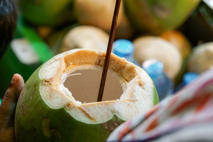 Minum Air Kelapa Hijau Plus Air Jeruk Nipis Bisa Sembuhkan COVID-19, Ini Faktanya!