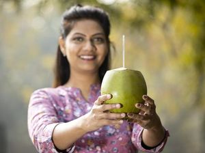 Minum Air Kelapa Hijau Plus Air Jeruk Nipis Bisa Sembuhkan COVID-19, Ini Faktanya!