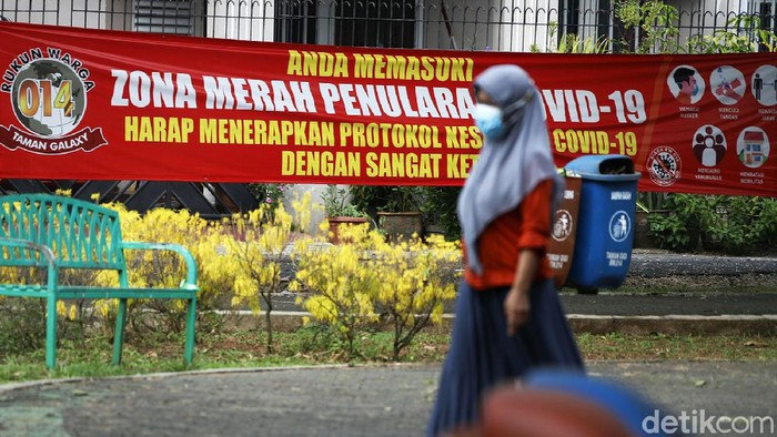 Lawan Corona, Warga Bekasi Ramai-ramai Berjemur Matahari pagi diyakini punya banyak untuk memperkuat sistem imun agar tak mudah tertular COVID-19. Warga Bekasi pun ramai-ramai berjemur di bawah sinar matahari pagi.
