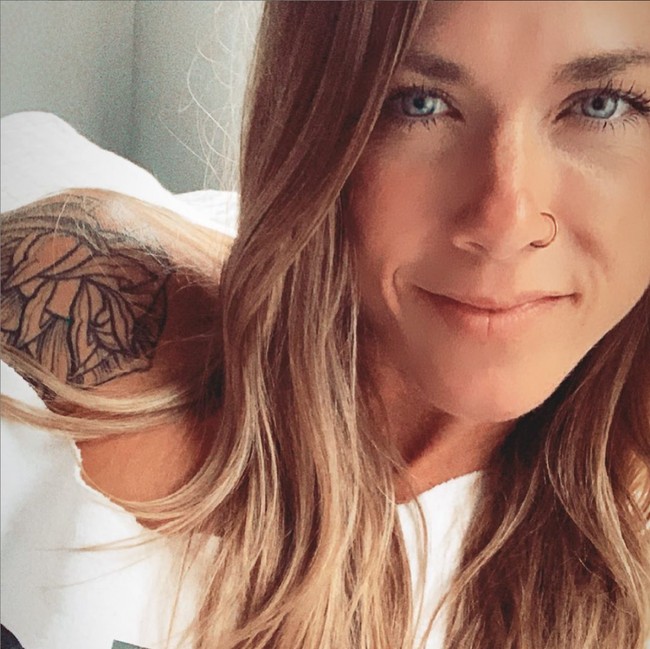 Lisa Tranel menjadi viral di TikTok usai membagikan video dirinya menirukan karakter Rachel Green yang diperankan oleh Jennifer Aniston dalam episode The One Where Chandler Cant Remember Which Sister. Lisa berhasil membuat heboh netizen karena parasnya yang sangat mirip dengan Jennifer Aniston. Foto: Instagram/@she_plusthree