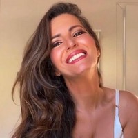 Netizen yang menonton video Maya salut dengan penampilannya yang masih cantik. Maya pun banyak dipuja oleh pria-pria muda yang memujinya wanita terseksi di usia 50 tahun. Foto: dok. Instagram