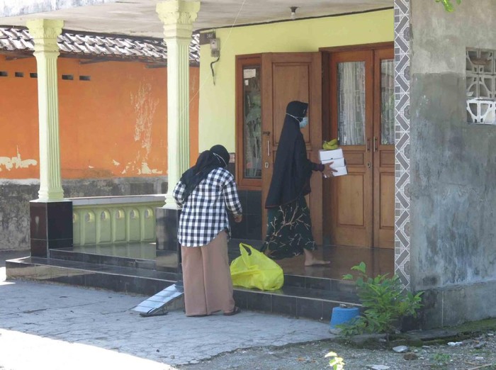 Memberi Nasi Kotak ke Warga Yang Melakukan Isoman