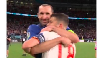 Chiellini menggoda pemain Spanyol sebelum mereka adu penalti. Foto: Twitter