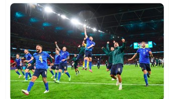 Seluruh punggawa tim Azzuri melonjak kegirangan usai kemenangan manis atas Spanyol. Foto: Twitter