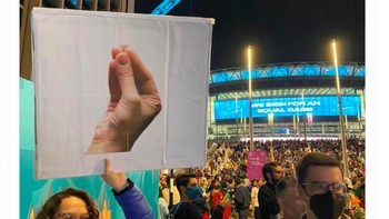 Gestur tangan yang terkenal di Italia dalam pertandingan sepakbola. Foto: Twitter