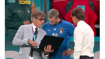 Italia tak hanya raja bola tapi raja fashion seperti ditunjukkan oleh staff dengan pakaian keren ini. Foto: Twitter