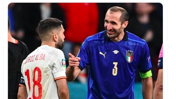 Chiellini digambarkan mengejek pemain Spanyol, kamu pikir akan menang? Foto: Twitter
