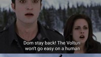 Di film Twilight Saga, terjadi pertempuran antara kaum vampire dan manusia. Namun meme kocak garapan akun twitter @King2Wesley ini menunjukkan Dom dengan beraninya ikut pertempuran tersebut. Foto: twitter @King2Wesley