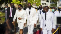 Namun Moise bersikeras bahwa masa jabatannya baru berakhir pada Februari 2022 mendatang. Hingga akhirnya Jovenel Moise yang berusia 53 tahun ini dibunuh dalam serangan pada Rabu (7/7) dini hari, sekitar pukul 01.00 waktu setempat. Ibu Negara, Martine Moise, juga terkena tembakan dalam serangan itu namun berhasil selamat meski mengalami luka-luka.