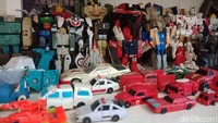 Ribuan mainan anak-anak itu, terdiri dari berbagai tokoh film aksi, gimbot, boneka hingga mainan mobil-mobilan berbahan kaleng ada semua di museum ini.