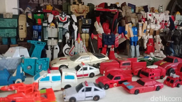 Ribuan mainan anak-anak itu, terdiri dari berbagai tokoh film aksi, gimbot, boneka hingga mainan mobil-mobilan berbahan kaleng ada semua di museum ini. Ribuan mainan anak-anak itu, terdiri dari berbagai tokoh film aksi, gimbot, boneka hingga mainan mobil-mobilan berbahan kaleng ada semua di museum ini.