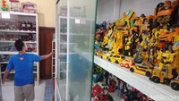 Mainan tertua yang jadi koleksi Hendra berasal dari tahun 60-an, yaitu mainan berbahan kaleng buatan China. Traveler yang mau nostalgia bisa main ke Museum Mainan ini, tapi nanti ya setelah PPKM Darurat usai.