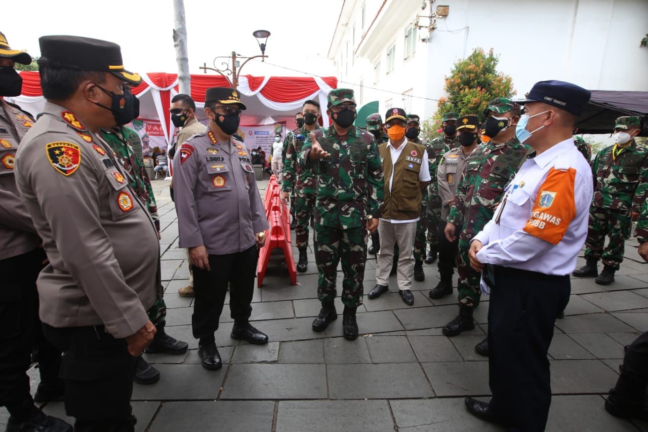 Panglima TNI dan Kapolri meninjau vaksinasi massal di Jakarta