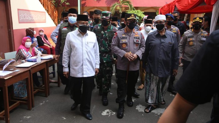 Panglima TNI dan Kapolri meninjau vaksinasi massal di Jakarta