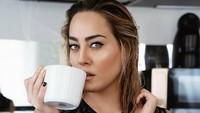 Paola Saulino yang mendukung Italia berjanji memberikan Macron oral seks agar rileks karena Prancis tidak akan menang. Foto: Instagram