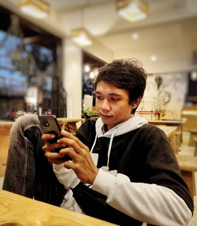 Rico tak percaya begitu saja dengan alasan Sheevi. Sebab secara tiba-tiba Sheevi ingin pulang ke India. Kemudian saya pergoki dia mengaku ada orang ketiga. Saya sendiri juga bingung, padahal tidak ada masalah besar sebelumnya tapi mendadak berubah begitu, jelasnya. Foto: Dok. Tangkap layar akun Youtube Rico Prandana.