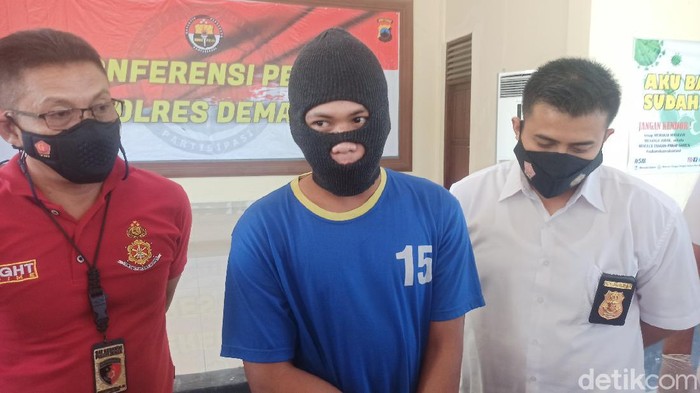 Pemuda asal Grobogan bawa kabur dan cabuli gadis ABG di Demak berkali-kali. Pria inisial JA saat dihadirkan dalam jumpa pers di Mapolres Demak, Rabu (7/7/2021).