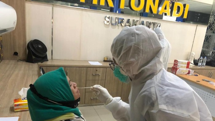 Penumpang bus melakukan swab antigen di Terminal Tipe A Tirtonadi, Solo, Rabu (7/7/2021).