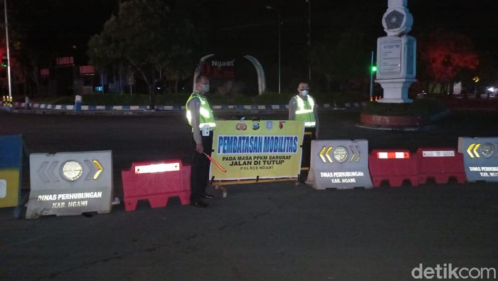 Dalam PPKM Darurat di Ngawi, petugas tak hanya melakukan penyekatan di exit tol dan perbatasan Jatim-Jateng. Tapi juga melakukan penutupan akses masuk perkotaan.