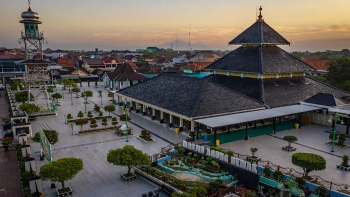 Foto udara suasana penutupan jalan protokol menuju kawasan alun-alun Simpang Enam Demak maupun sebaliknya saat penerapan PPKM Darurat di Kabupaten Demak, Jawa Tengah, Selasa (6/7/2021). Polres Demak menutup sejumlah jalan protokol selama 24 jam pada hari Sabtu-Minggu, dan pukul 14.00-06.00 pagi pada hari Senin-Jumat hingga 20 Juli mendatang guna membatasi mobilitas warga saat penerapan PPKM Darurat Jawa-Bali sebagai upaya untuk menekan lonjakan kasus COVID-19. ANTARA FOTO/Aji Styawan/pras.