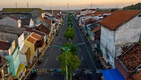 Suasana penutupan jalan protokol menuju kawasan alun-alun Simpang Enam Demak maupun sebaliknya saat penerapan PPKM Darurat di Kabupaten Demak. Polres Demak menutup sejumlah jalan protokol selama 24 jam pada hari Sabtu-Minggu, dan pukul 14.00-06.00 pagi pada hari Senin-Jumat hingga 20 Juli mendatang guna membatasi mobilitas warga saat penerapan PPKM Darurat Jawa-Bali sebagai upaya untuk menekan lonjakan kasus COVID-19. ANTARA FOTO/Aji Styawan