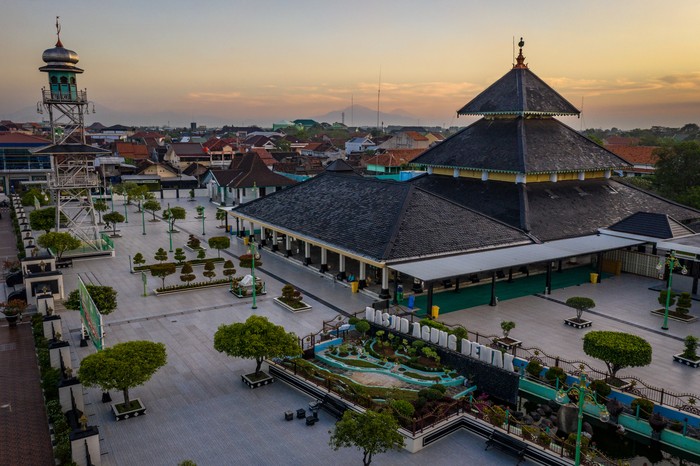 Foto udara suasana kompleks Masjid Agung Demak yang ditutup sementara di Demak, Jawa Tengah, Selasa (6/7/2021). Penutupan sementara kompleks Masjid Agung Demak itu dalam rangka penerapan PPKM Darurat Jawa-Bali sebagai upaya menekan lonjakan kasus COVID-19. ANTARA FOTO/Aji Styawan/pras.