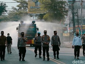 Masih Dilakukan di RI, Pakar AS Ingatkan Semprot Disinfektan di Jalan Sia-sia