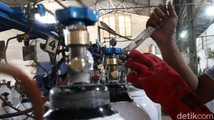 Permintaan oksigen di Kota Bandung mengalami peningkatan. Di PT Aneka Gas Industri, pemintaan naik hingga tiga kali lipat.