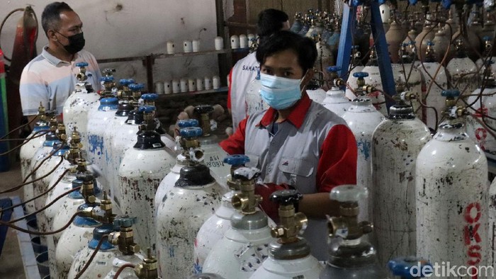 Permintaan oksigen di Kota Bandung mengalami peningkatan. Di PT Aneka Gas Industri, pemintaan naik hingga tiga kali lipat.