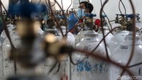 Manager Area Bandung PT Aneka Gas Industri Chandra Subekti mengatakan, permintaan oksigen naik tiga kali lipat.