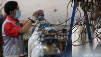 PT Aneka Gas Industri memproduksi 1.100 tabung berukuran 6 meter kubik per hari untuk rumah sakit di Bandung.