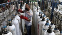 Pekerja sedang melakukan pengisian oksigen di salah satu suplier yaitu PT Aneka Gas Industri.