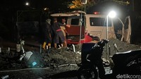 Lonjakan kasus aktif COVID-19 di Sidoarjo terus meningkat. Selain kasus aktif, pasien meninggal terpapar virus Corona juga meningkat. Saking banyaknya warga yang meninggal, beberapa para penggali kubur yang biasanya dilengkapi APD, tampak tidak memakai baju hazmat tersebut. 