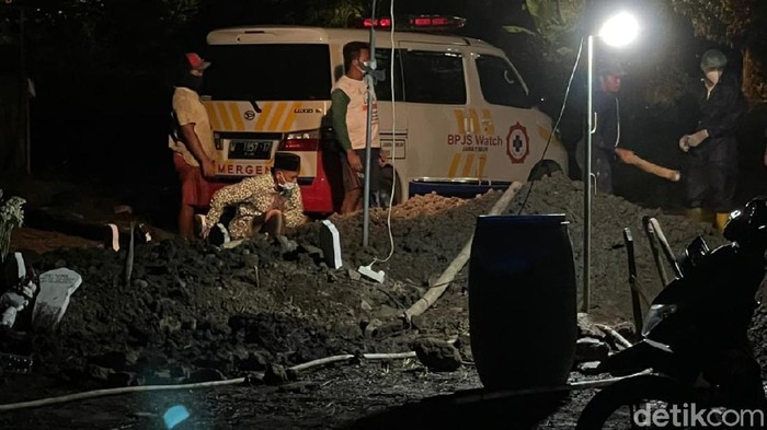 Sejumlah petugas pemakaman COVID-19 di TPU Delta Praloyo Sidoarjo terlihat bekerja tanpa menggunakan baju pelindung hazmat atau APD.