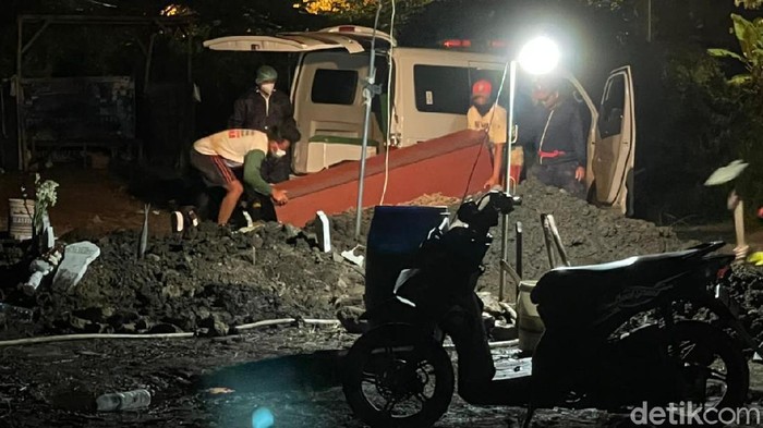 Petugas Makam COVID-19 di Sidoarjo Bekerja Tanpa APD Sejumlah petugas pemakaman COVID-19 di TPU Delta Praloyo Sidoarjo terlihat bekerja tanpa menggunakan baju pelindung hazmat atau APD.