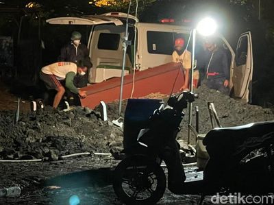 Petugas Makam COVID-19 di Sidoarjo Bekerja Tanpa APD