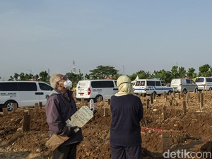 Video: Melihat Hilir Mudik Ambulans Jenazah di TPU Rorotan
