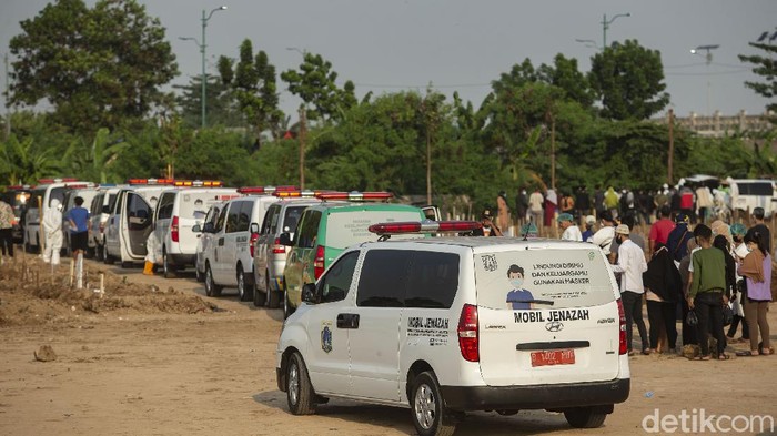 Belasan ambulan mengantre di TPU Rorotan, Jakarta Utara, Rabu (7/7/2021). Banyaknya jenazah yang akan dimakamkan membuat ambulan harus mengantre.