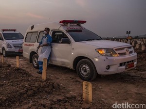 Kisah Sopir Ambulans di Ganasnya Pandemi: Perkara Hidup-Mati dan Tudingan Hoax