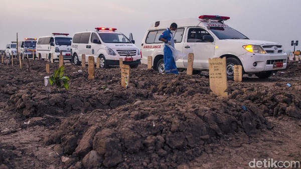 Pilu Antrean Ambulans di TPU Rorotan