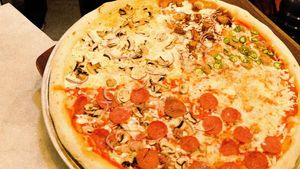 Wow! Pizza Ukuran Jumbo Bisa Dipesan Online di 5 Tempat Ini